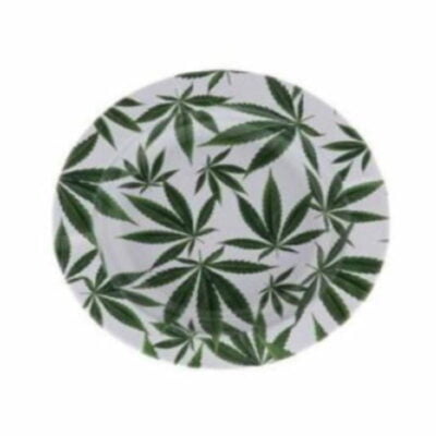 Cenicero de Metal Hojas de Marihuana: Añade un toque de estilo cannábico a tu espacio de fumadores con este cenicero de metal con diseño de hojas de marihuana. Perfecto para guardar cenizas y colillas de manera segura y ordenada durante tus sesiones de fumar.