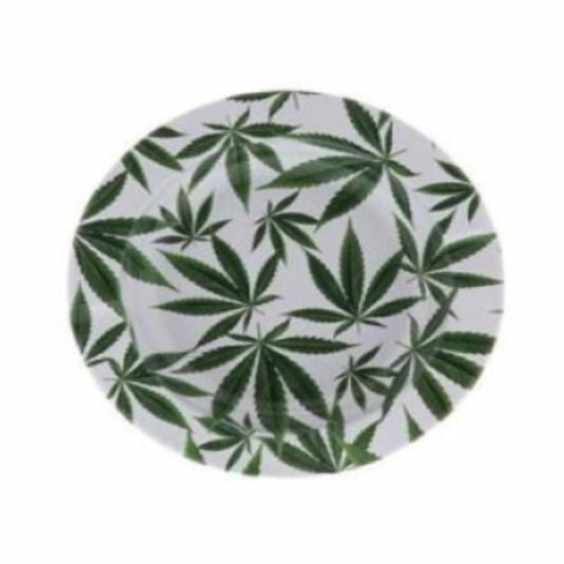 Cenicero de Metal Hojas de Marihuana: Añade un toque de estilo cannábico a tu espacio de fumadores con este cenicero de metal con diseño de hojas de marihuana. Perfecto para guardar cenizas y colillas de manera segura y ordenada durante tus sesiones de fumar.