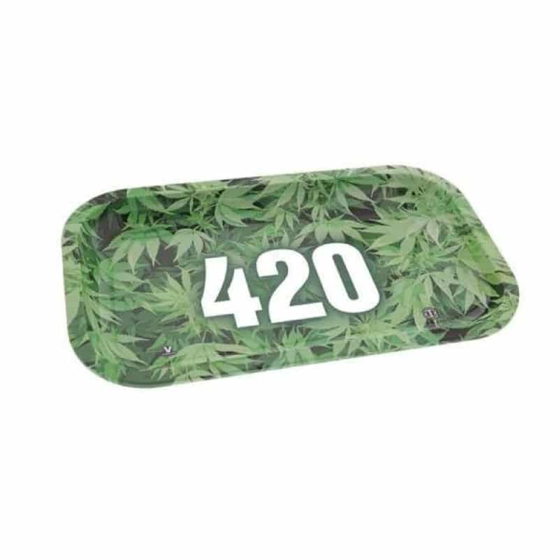 Una 420 Rolling Tray con espacio para enrollar y guardar hierbas, papeles y accesorios para fumar. Una bandeja de madera con ranuras y compartimentos, ideal para organizar los accesorios para fumar.