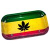 Añade un toque de estilo Rasta a tus sesiones de fumar con la Bandeja para Liar Rasta Leaf de 27 cm de V-Syndicate - Práctica y llamativa.