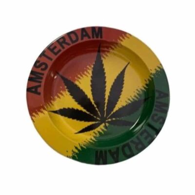 Cenicero de Metal Amsterdam Rasta Leaf: Añade un toque de vibraciones Rasta y de cannabis a tu espacio para fumar con este cenicero de metal con diseño de Amsterdam y hoja de marihuana. Ideal para mantener tu área de fumar limpia y ordenada durante tus sesiones de fumo.