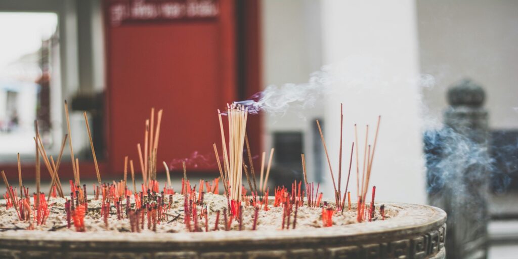 "Beleef de rijke geschiedenis van wereldwijde rookrituelen. Ontdek diepgaande betekenissen en eeuwenoude tradities in deze boeiende en cultureel verrijkende verkenning."